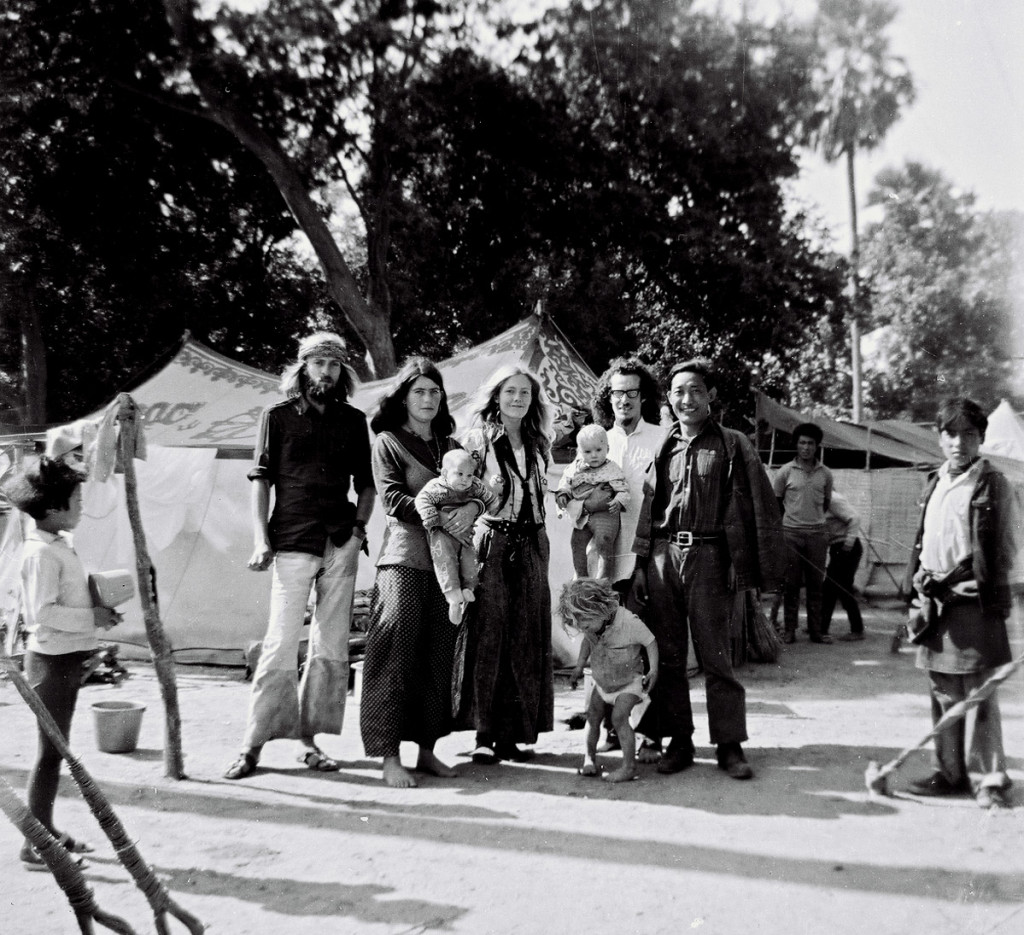 08.Hathi Babas nace en Bodh Gaya, en campamento tibetano con amigo Sol